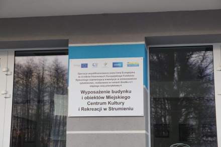 Zbliżenie tablicy informującej o wydatkach w inwestycji